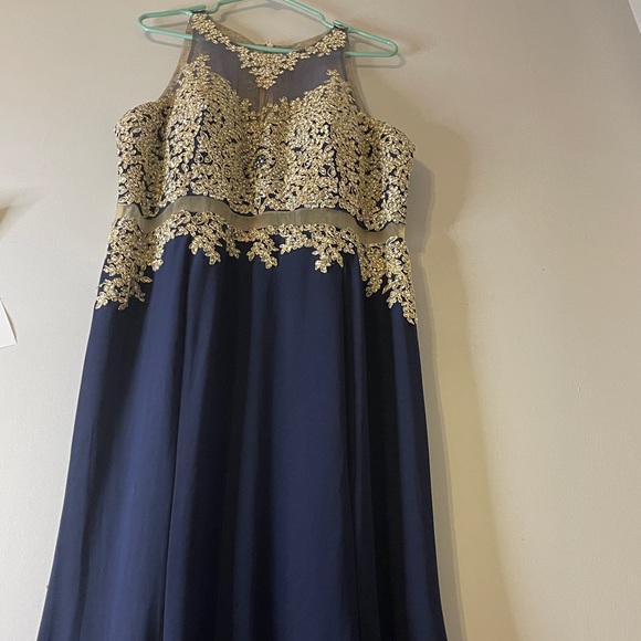 Formal long dress - Picture 2 of 4